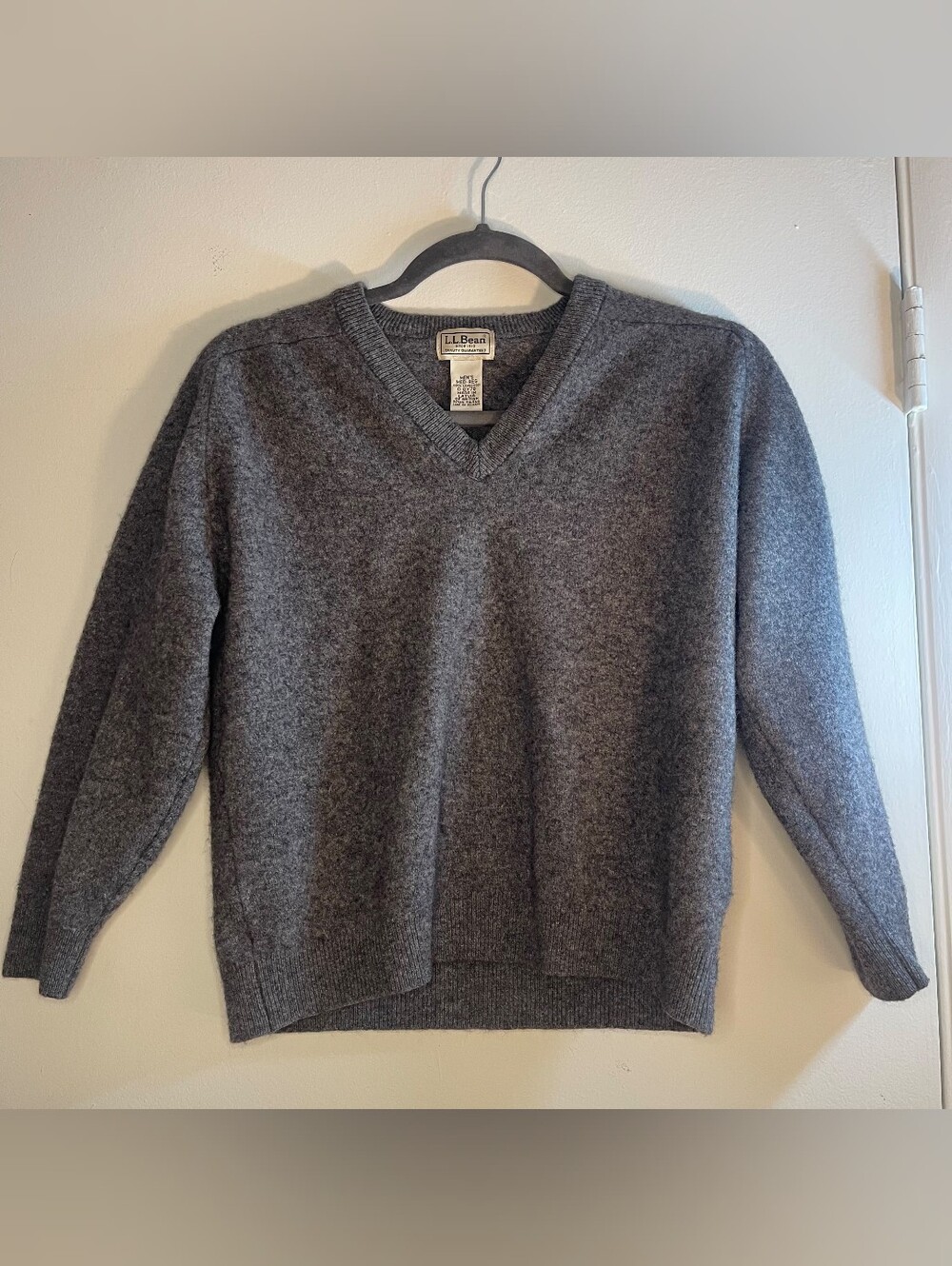 LL Bean Sweater Mens M Gray 100% LambsWool  V Neck Pullover Knit Warm
